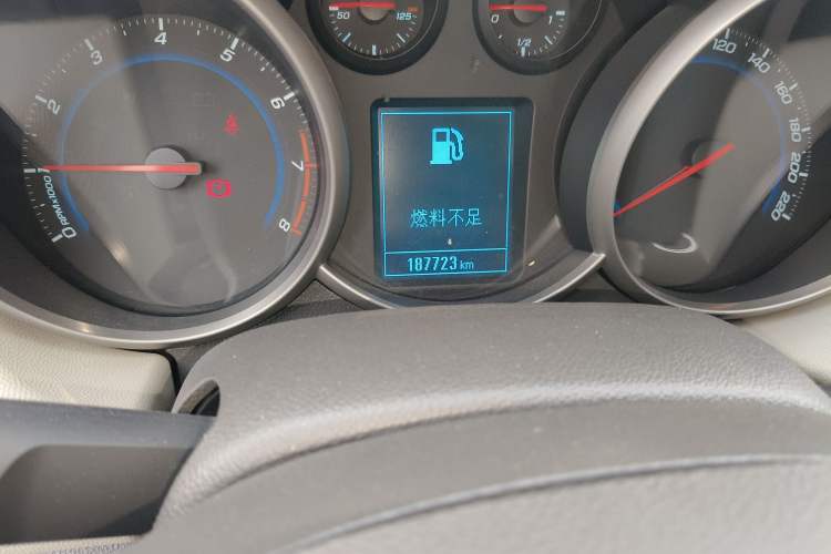 Used Chevrolet Cruze 2015 1.5L Classic SL MT Odometer Close Up