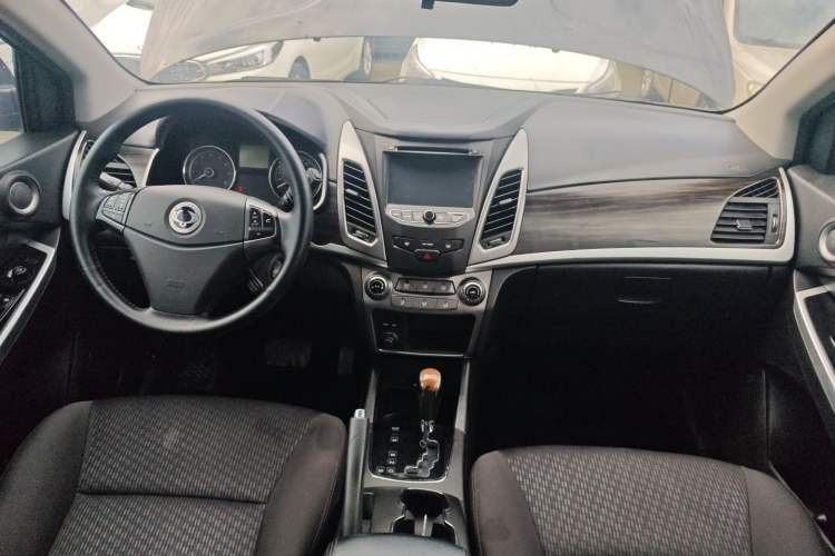 Used SsangYong Korando 2014 2.0L Gasoline Two-Wheel Drive Automatic Elite Navigation Edition Center Console