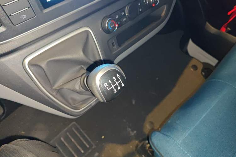 Used SAIC MAXUS Xintu V80 2024 Aotong Value Edition 6MT Long-Wheelbase Mid-Roof Model with 127 Ps Available in 6/7/8/9-Seater Configurations
