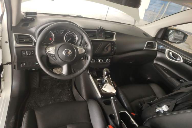 Used Nissan Sylphy 2019 1.6XV CVT Smart Connect Luxury Edition China VI Standard Center Console