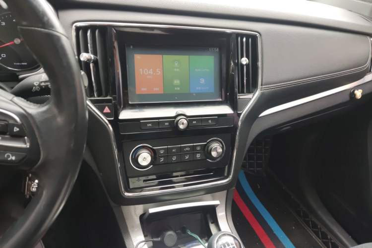 Used Roewe RX5 2016 Revised Version 20T Two-Wheel Drive Manual Transmission Luxury Edition Audio And AC Panel