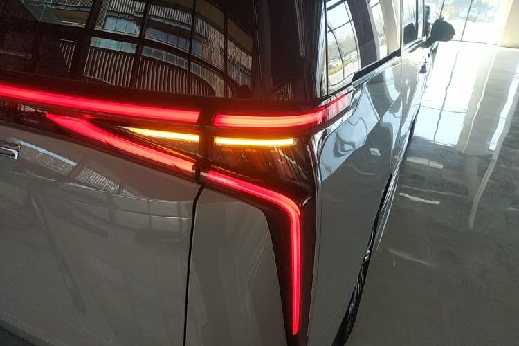 Used SAIC MAXUS G90 2022 2.0T Xingyun Seven-Seater Version Right Rear Taillight