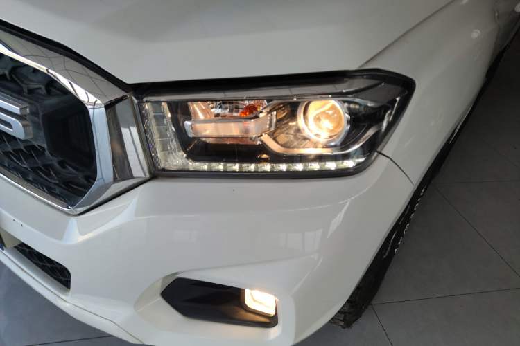 Used SAIC MAXUS T70 2019 2.0T Diesel Manual Two-Wheel Drive Comfort Version with Long Body and High Ground Clearance
