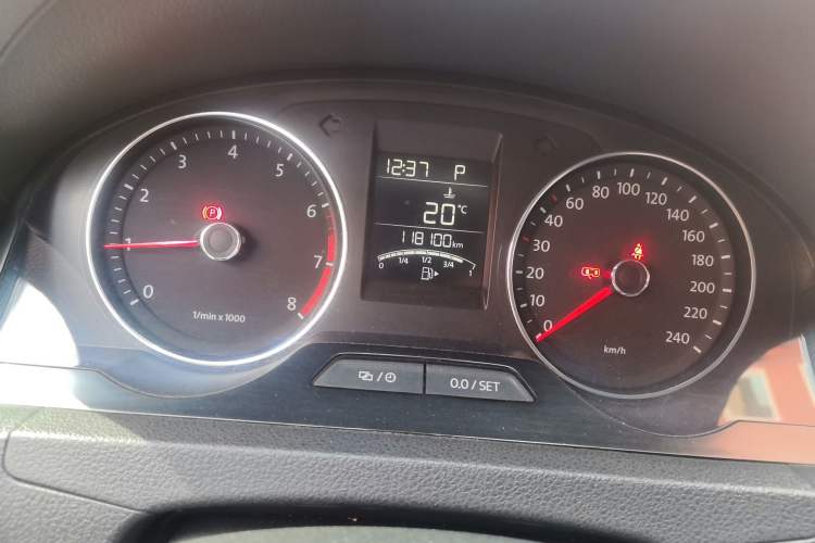 Used Volkswagen Santana 2015 1.6L Automatic Luxury Edition Odometer Close Up