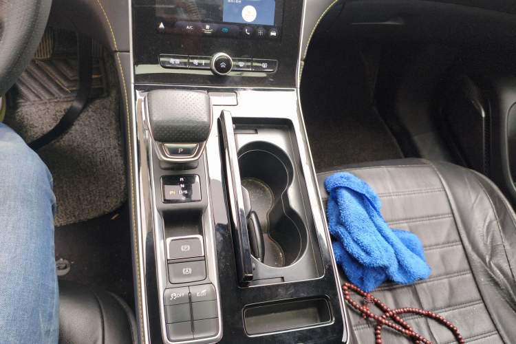 Used Roewe i6 MAX 2020 300TGI Automatic Sporty Cool Edition Gear Lever