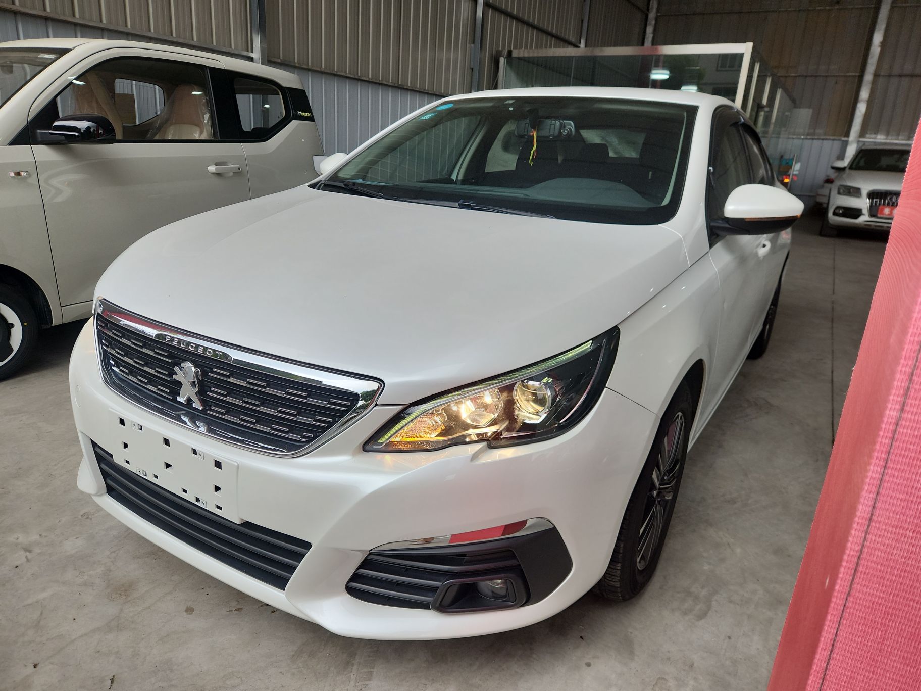 Под передней частью автомобиля