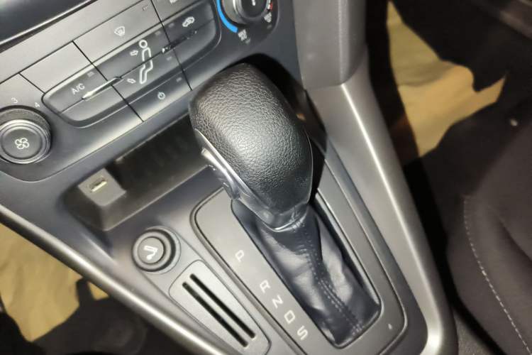 Used Ford Focus 2015 Hatchback 1.6L Automatic Comfort Model Gear Lever