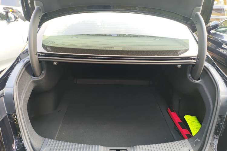 Used Hongqi H5 2024 2.0T Automatic Smart Connect Flagship Edition Trunk