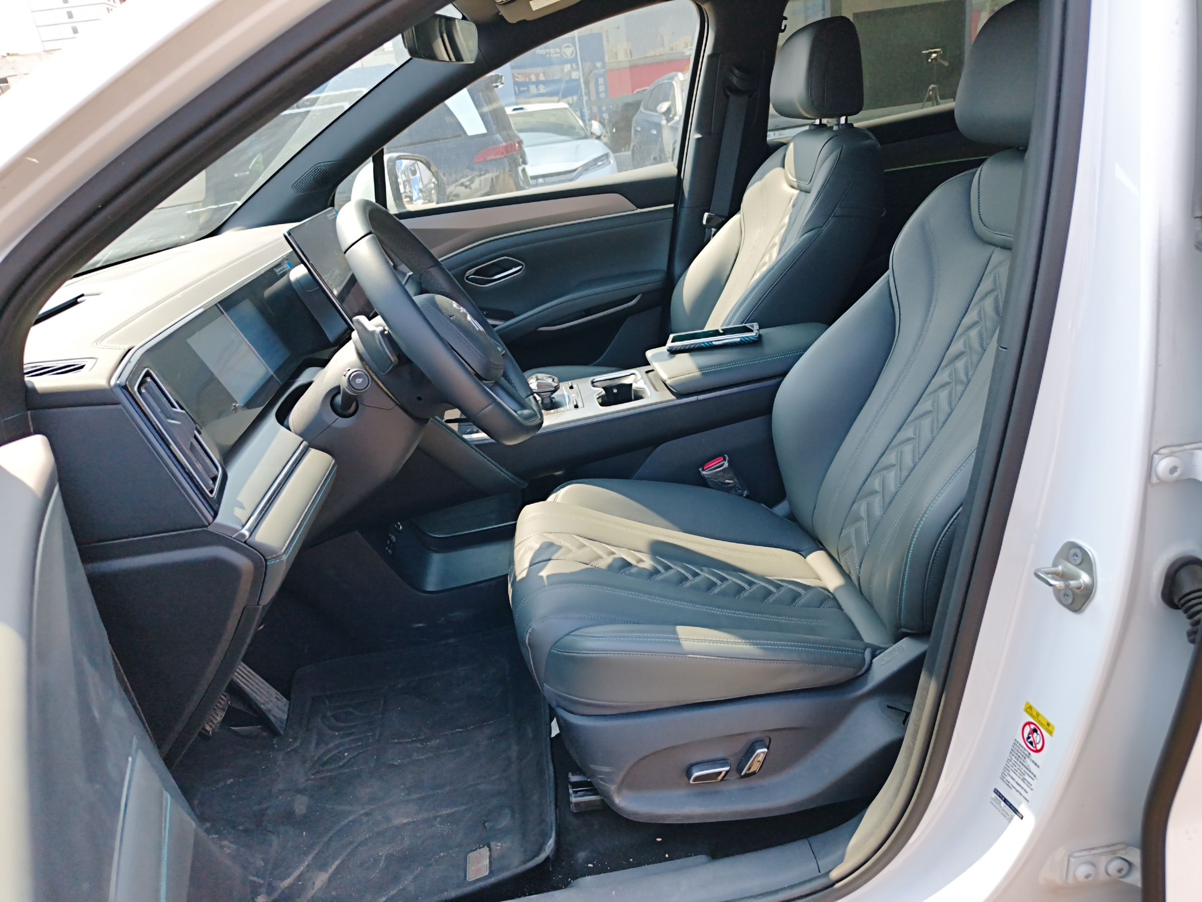 المقاعد الأمامية داخل السيارة