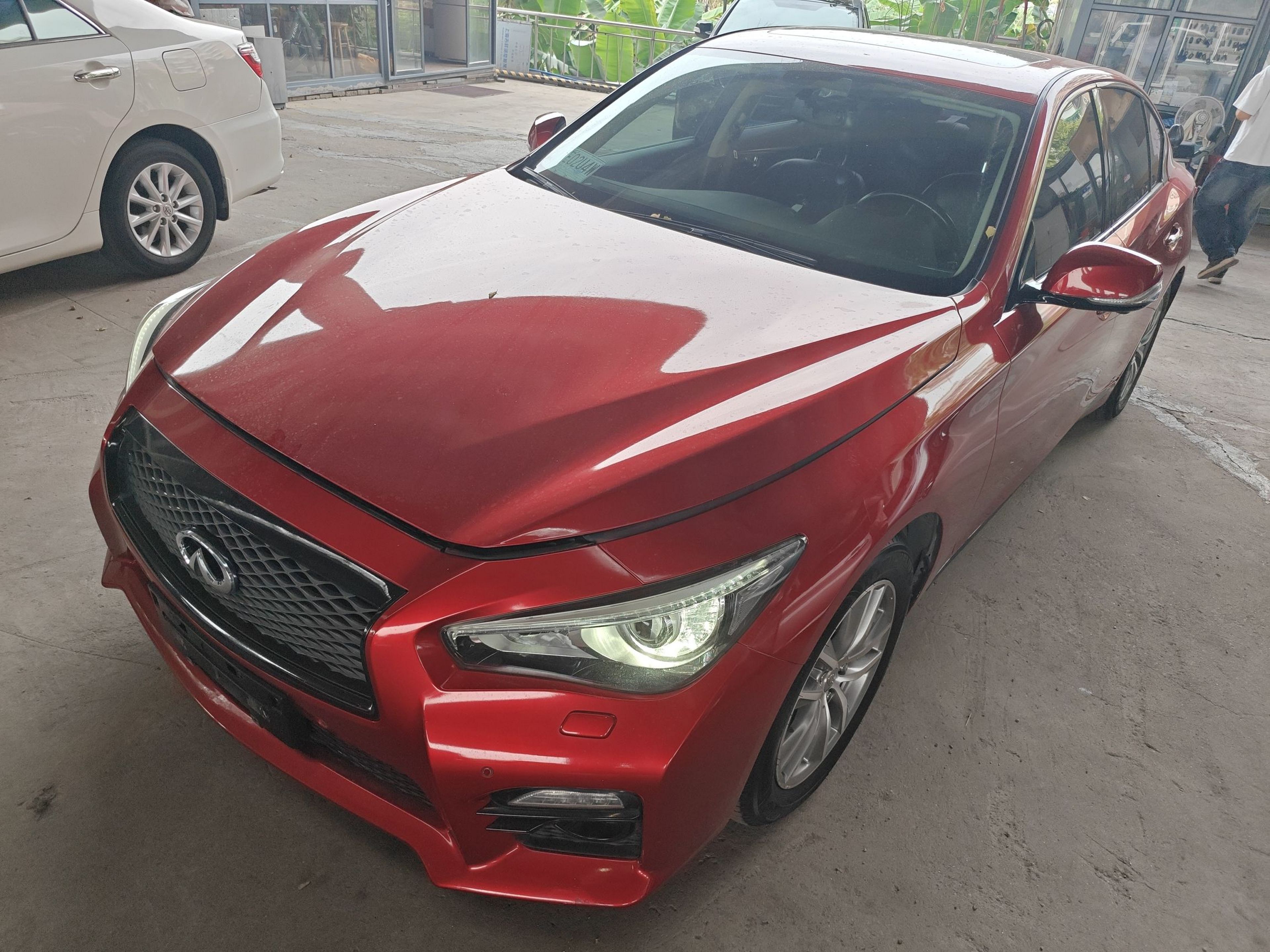 Под передней частью автомобиля