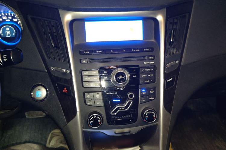 Used Hyundai Sonata 2011 2.0L Automatic Supreme Edition Audio And AC Panel