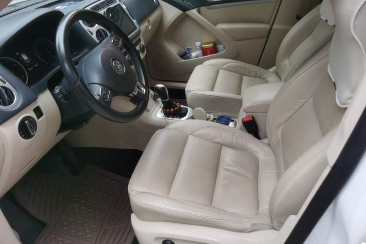 Used Volkswagen Tiguan 2015 2.0 TSI Automatic All-Wheel Drive Luxury Edition Left Front Seat