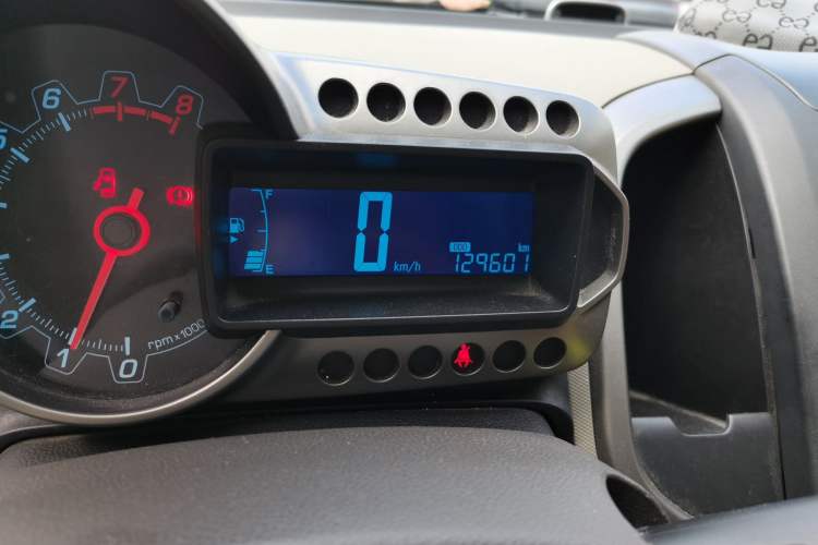 Used Chevrolet Aveo Sonic 2014 Sedan 1.4 SL MT Comfort Edition Odometer Close Up