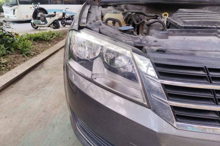 Used Volkswagen Lavida 2013 Revised Classic 1.6L Automatic Fashion Edition Right Front Headlight