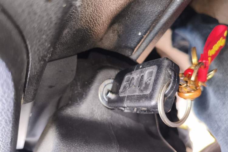 Used Iveco Daily 2025 2.5T V37 Van Transporter Green Lane Enhanced Version Mid-Chassis Mid-Roof Dual Tires
