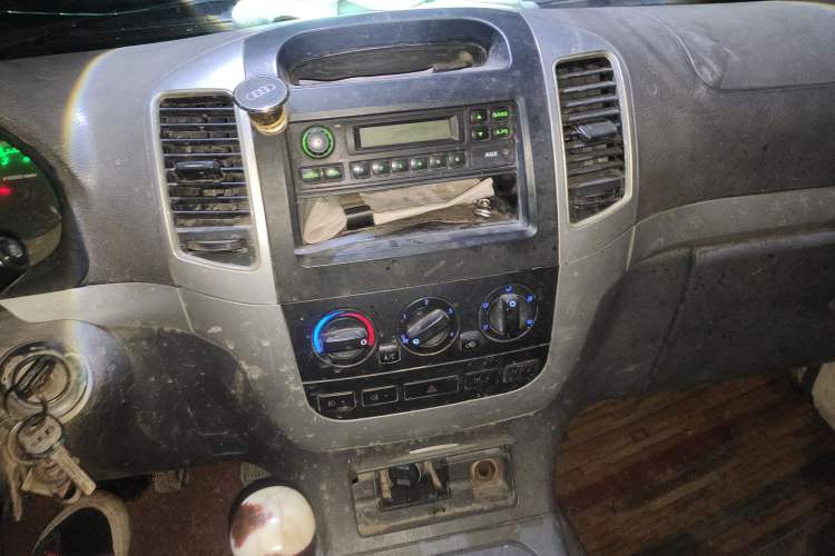 Used Foton Scenic 2014 2.0L Express Classic Short-Wheelbase High-Roof 4Y20M
