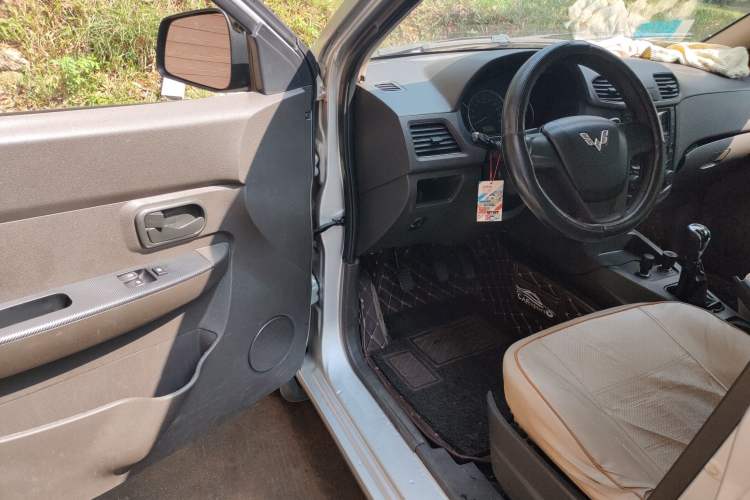 Used Wuling Hongguang 2015 1.5L S Basic Version China V Standard
