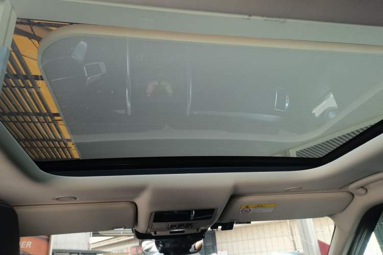 Used Land Rover Discovery 2023 Revised Version 360 PS R-Dynamic S Headliner