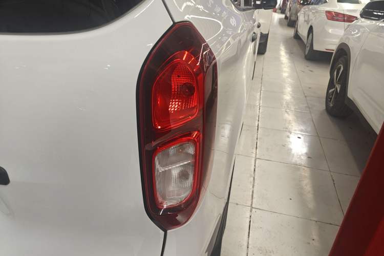 Used Wuling Hongguang New Energy 2024 All-Electric Model 300KM Standard Version Right Rear Taillight