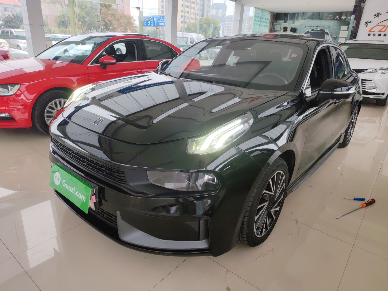 تحت مقدمة السيارة