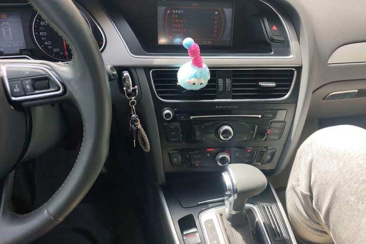 Used Audi A4L 2013 35 TFSI Automatic Standard Model Audio And AC Panel