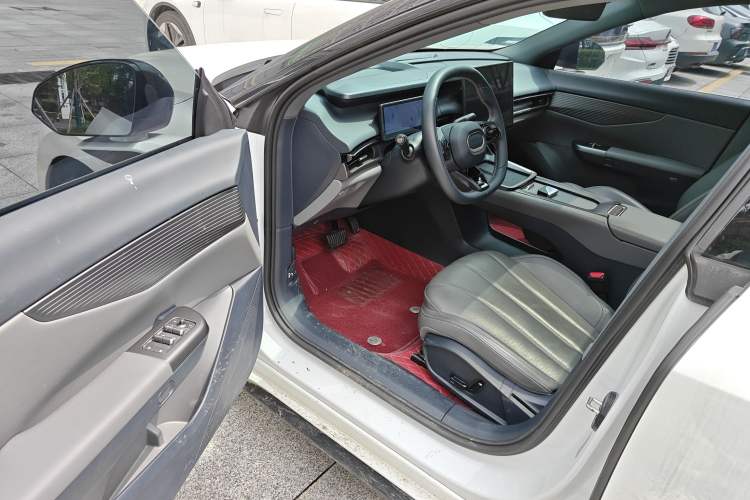 Used Lynk & Co 07 2024 EM-P 126 Long-Range Pro Driver Seat