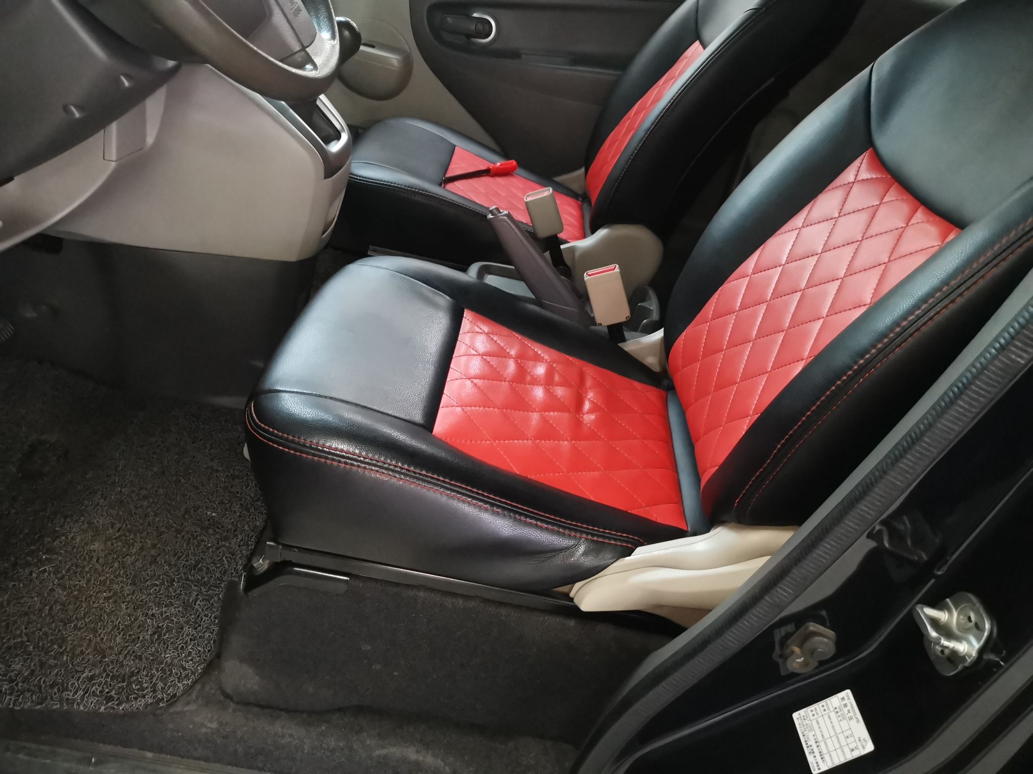 المقاعد الأمامية داخل السيارة