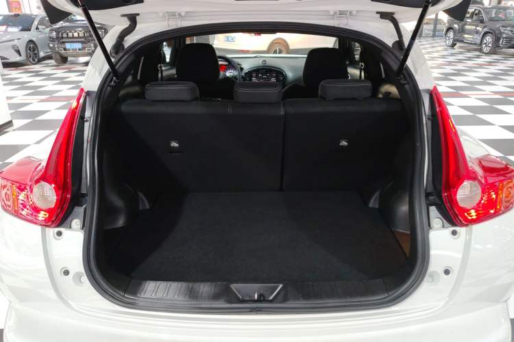 Used Infiniti ESQ 2014 1.6L Spontaneous Edition
