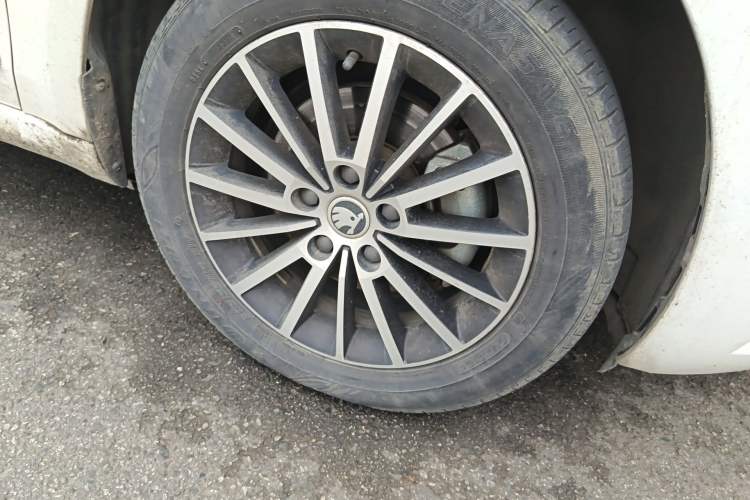 Used Skoda Octavia 2018 1.6L Automatic Luxury Edition Right Front Wheel Hub