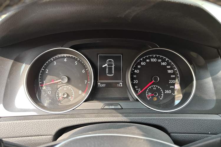 Used Volkswagen Golf 2017 1.6L Automatic Comfort Million-Vehicle Anniversary Edition
