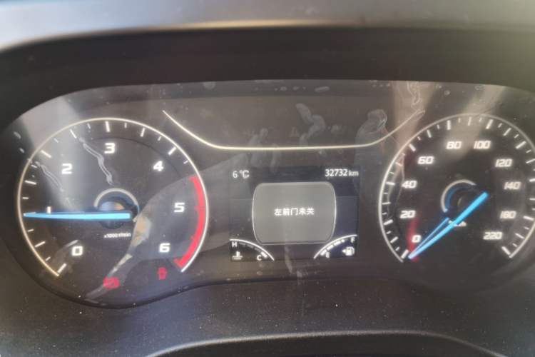 Used JMC Fushun 2023 2.0T Manual Short-Wheelbase Low-Roof Commercial Van 2/3 Seats with Lift-Up Tailgate
