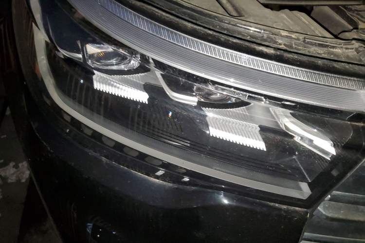 Used Ford Explorer 2023 EcoBoost 285 Four-Wheel Drive Titanium Edition 7-Seater Right Front Headlight