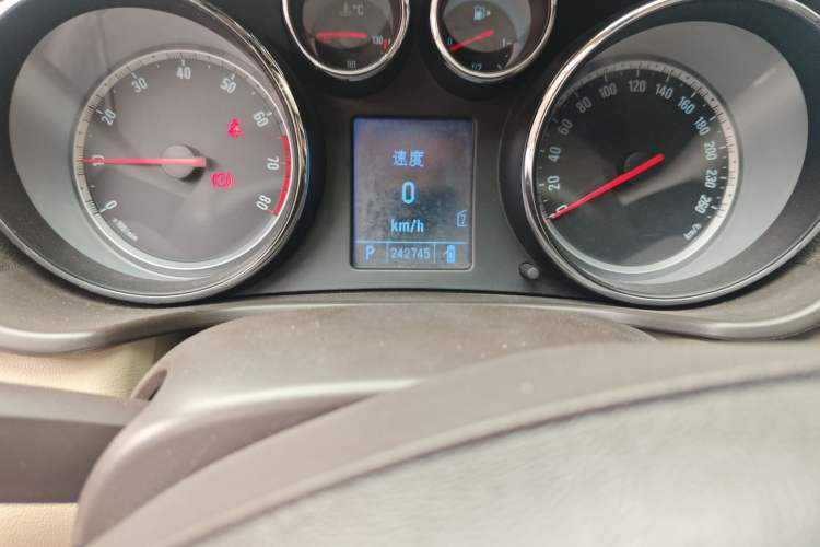 Used Buick Regal 2011 2.4L SIDI Elite Edition Odometer Close Up