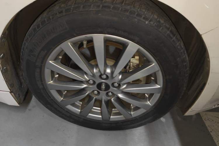 Used Lincoln MKZ 2017 2.0T Luxury Edition Right Front Wheel Hub