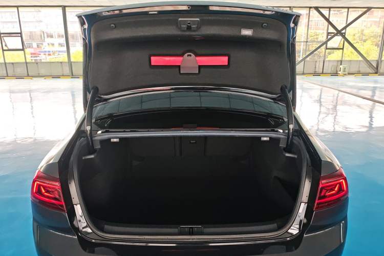 Used Volkswagen Magotan 2023 2 Million Units Commemorative Edition 330TSI DSG Luxury Version Trunk