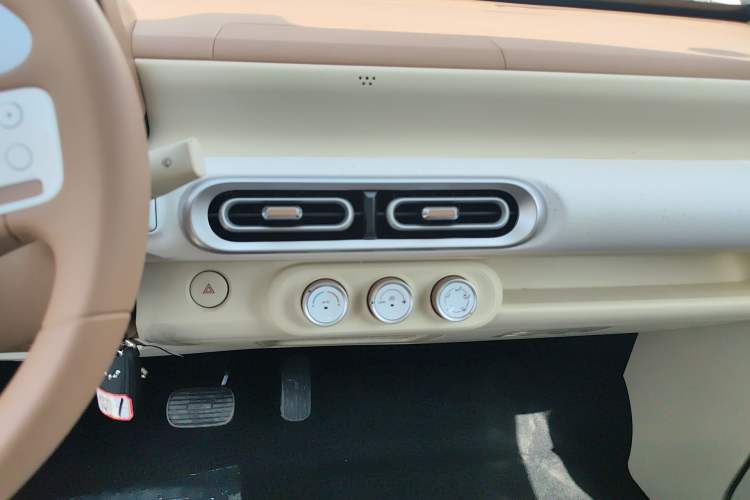 Used Wuling Hongguang MINIEV 2024 3rd Generation 215km Youth Edition Audio And AC Panel