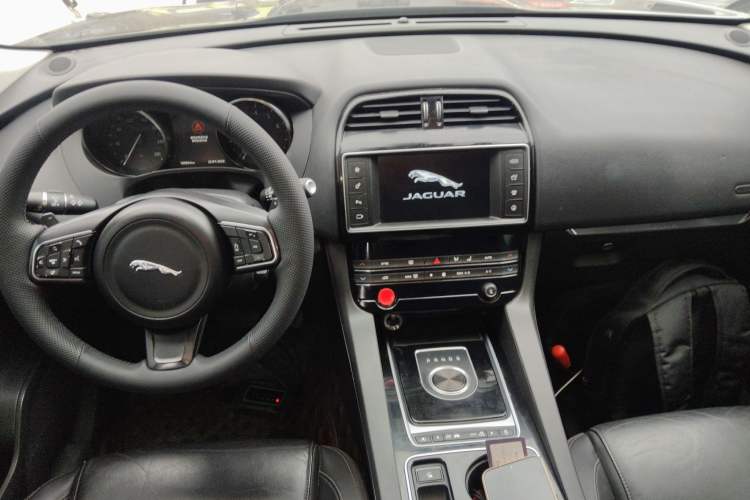 Used Jaguar F-PACE 2016 2.0T Two-Wheel Drive Urban Luxury Edition
