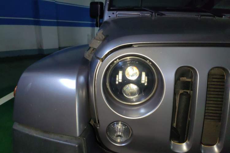 Used Jeep Wrangler 2015 3.0L Sahara Four-Door Comfort Edition Right Front Headlight