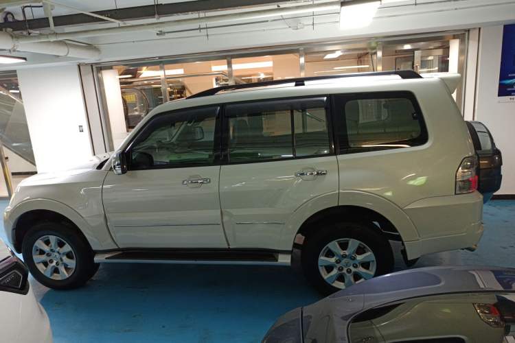 Used Mitsubishi Pajero 2018 3.0L Automatic Standard Edition
