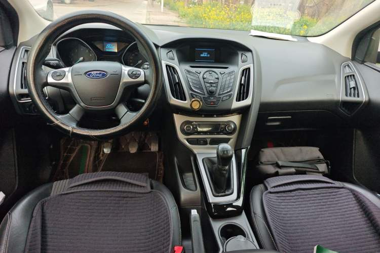 Used Ford Focus 2012 Sedan 1.6L Manual Fashion Edition Center Console