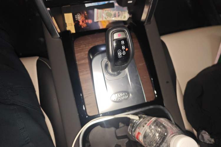 Used Land Rover Discovery Sport 2021 249 PS R-Dynamic S Performance Edition Gear Lever