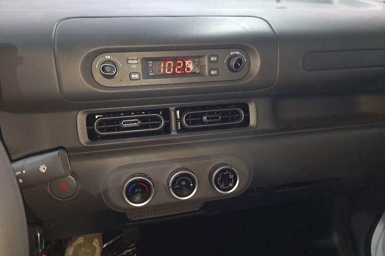 Used Wuling Zhiguang New Energy 2025 Standard Model Audio And AC Panel