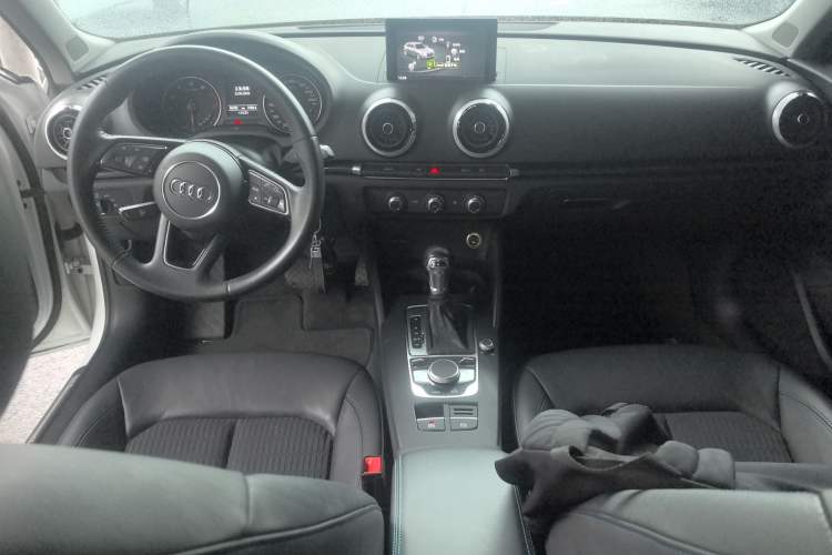 Used Audi A3 2020 Sportback 35 TFSI Fashion Edition China VI Emission Standard Center Console
