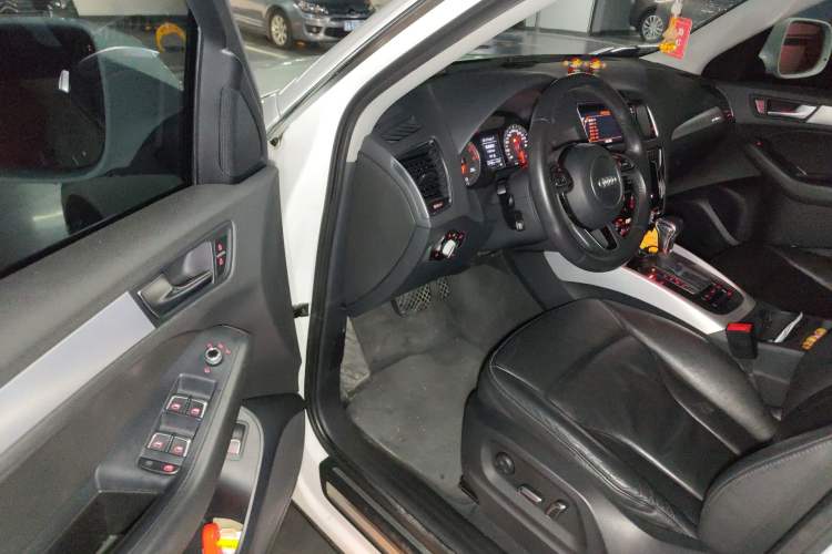 Used Audi Q5 2013 40 TFSI Ambition Interior 3