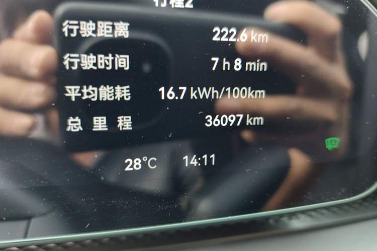 Used Zeekr 7X 2025 100 kWh Long-Range Rear-Wheel Drive with Intelligent Driving Features Odometer Close Up