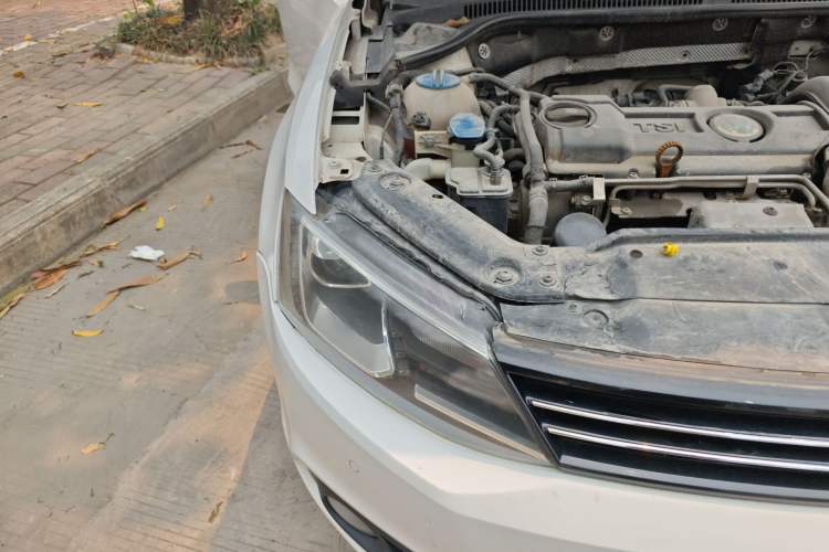 Used Volkswagen Sagitar 2014 1.4TSI Automatic Luxury Model Right Front Headlight