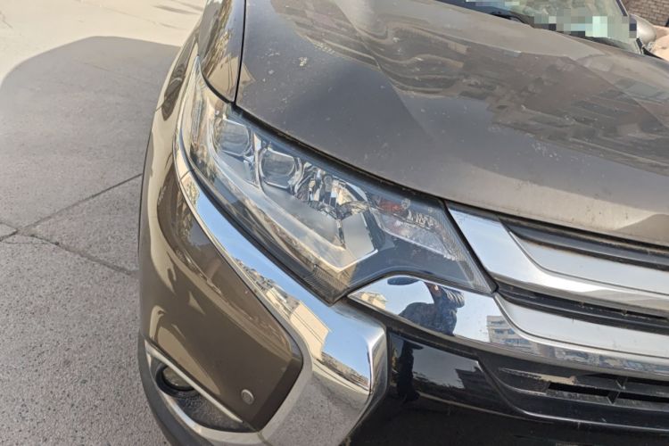 Used Mitsubishi Outlander 2018 2.4L 4x4 Elite Edition 5 Seats Right Front Headlight