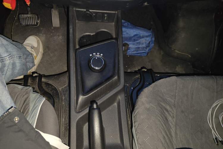 Used CHANGAN KAICHENG Ruixing EM80 2025 Passenger Version Comfort Edition 6-Seater 300 km Dual-Swing Doors Gear Lever