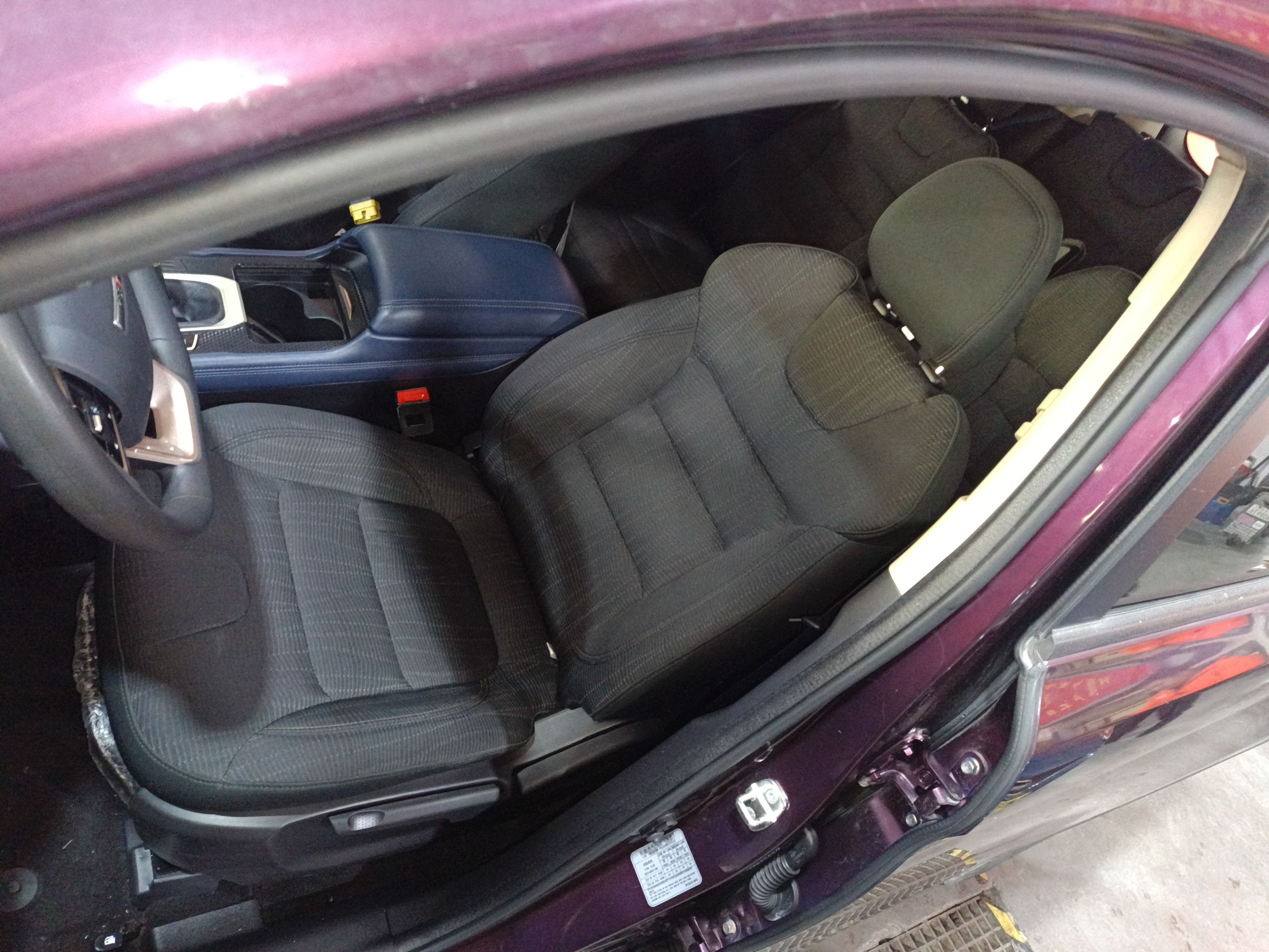 المقاعد الأمامية داخل السيارة