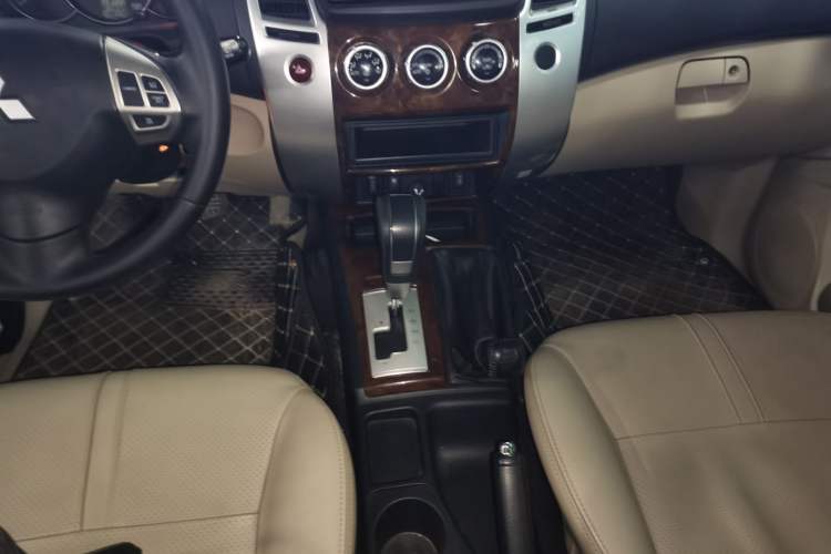 Used Mitsubishi Pajero Sport 2013 3.0L Automatic 4x4 Flagship Edition Gear Lever